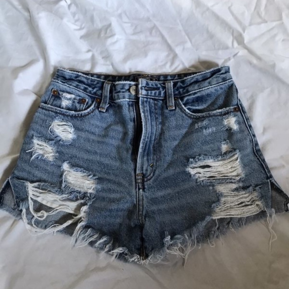 Abercrombie high waisted shorts💙